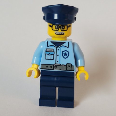 Minifigurka LEGO Police Officer, Bright Light Blue Torso, Dark Blue Legs, Dark Blue Cap