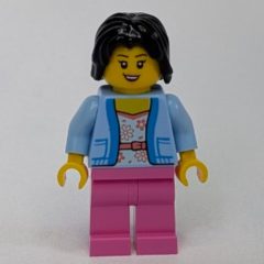 Minifigurka LEGO Woman, Bright Light Blue Sweater, Dark Pink Legs