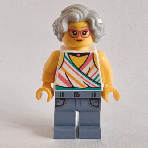 Minifigurka LEGO Woman, White Torso, Sand Blue Legs, Light Bluish Grey Hair