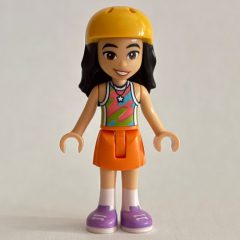 Minifigurka LEGO Liann, Colored Top, Orange Skirt, Helmet