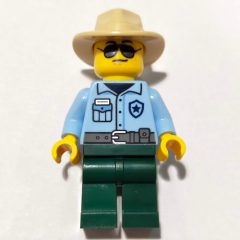 Minifigurka LEGO Ranger, Bright Light Blue Torso, Dark Green Legs, Fedora, Sunglasses