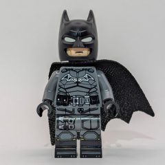 Minifigurka LEGO Batman, Dark Bluish Gray Suit, Black Cape and Cowl