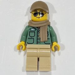 Minifigurka LEGO Man, Sand Green Shirt, Tan Legs, Dark Tan Cap and Scarf