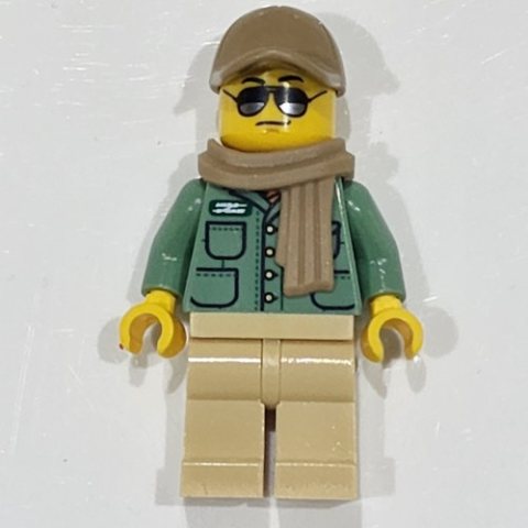 Minifigurka LEGO Man, Sand Green Shirt, Tan Legs, Dark Tan Cap and Scarf